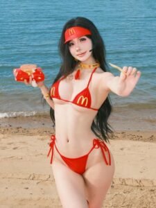 Ảnh gái mặc bikini lọt khe đỏ cầm khoai