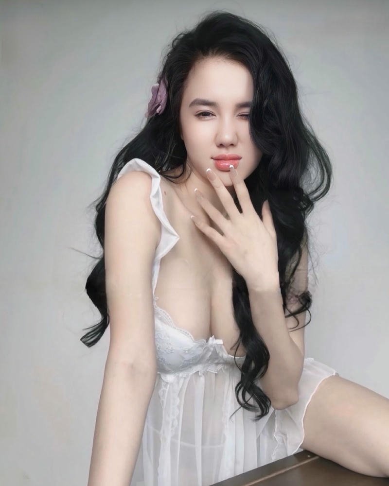 Ảnh gái ngon mặc váy ngủ trắng ngồi trên giường êm