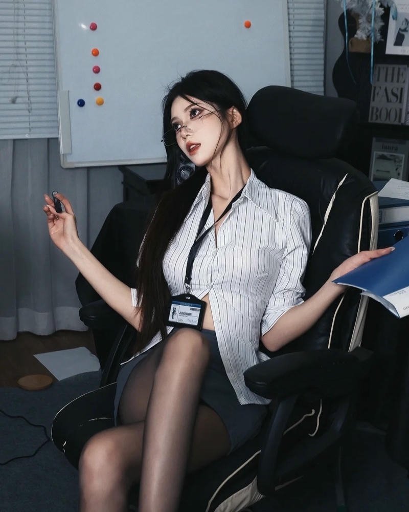 Ảnh gái văn phòng ngồi trên ghế xoay tạo dáng thư giãn