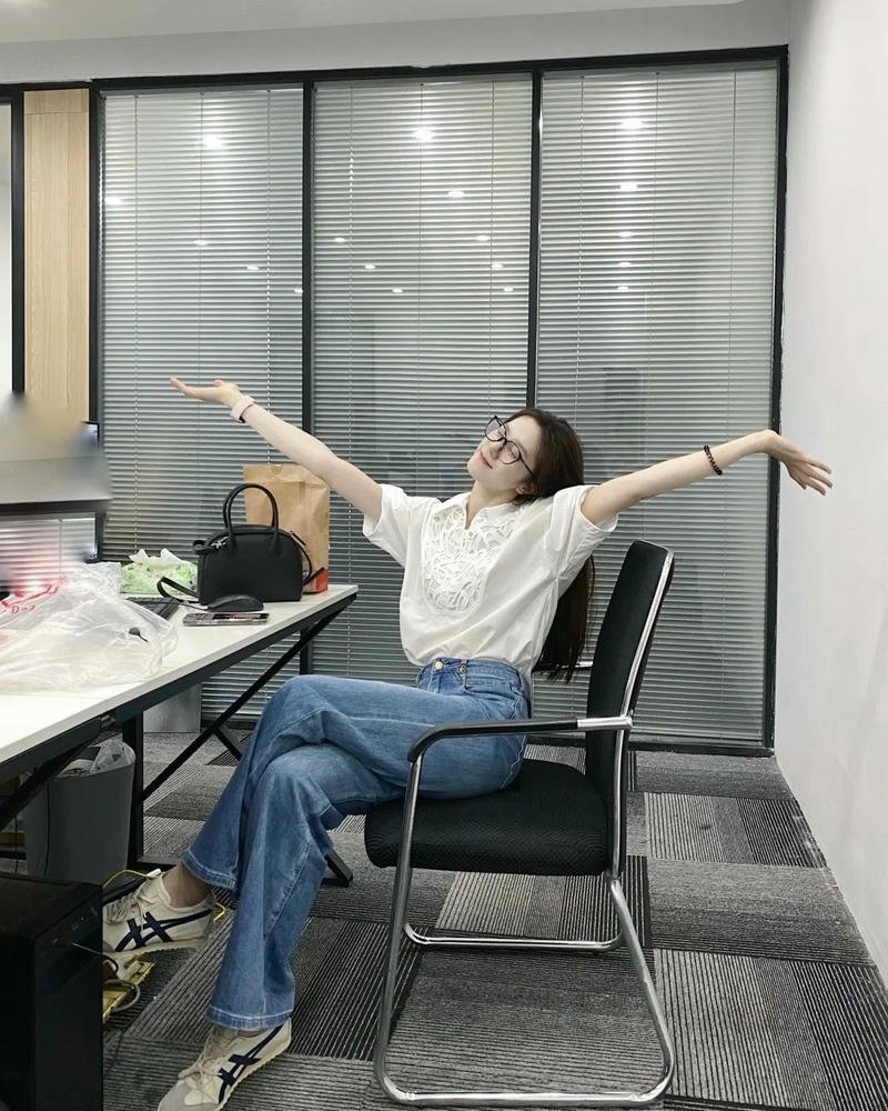 Ảnh gái văn phòng vươn vai thư giãn thoải mái tại nơi làm