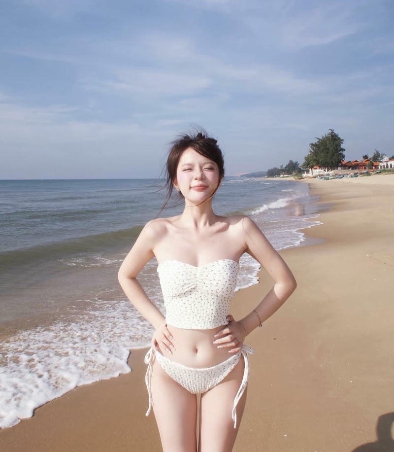 Ảnh gái xinh bikini vòng một căng tròn