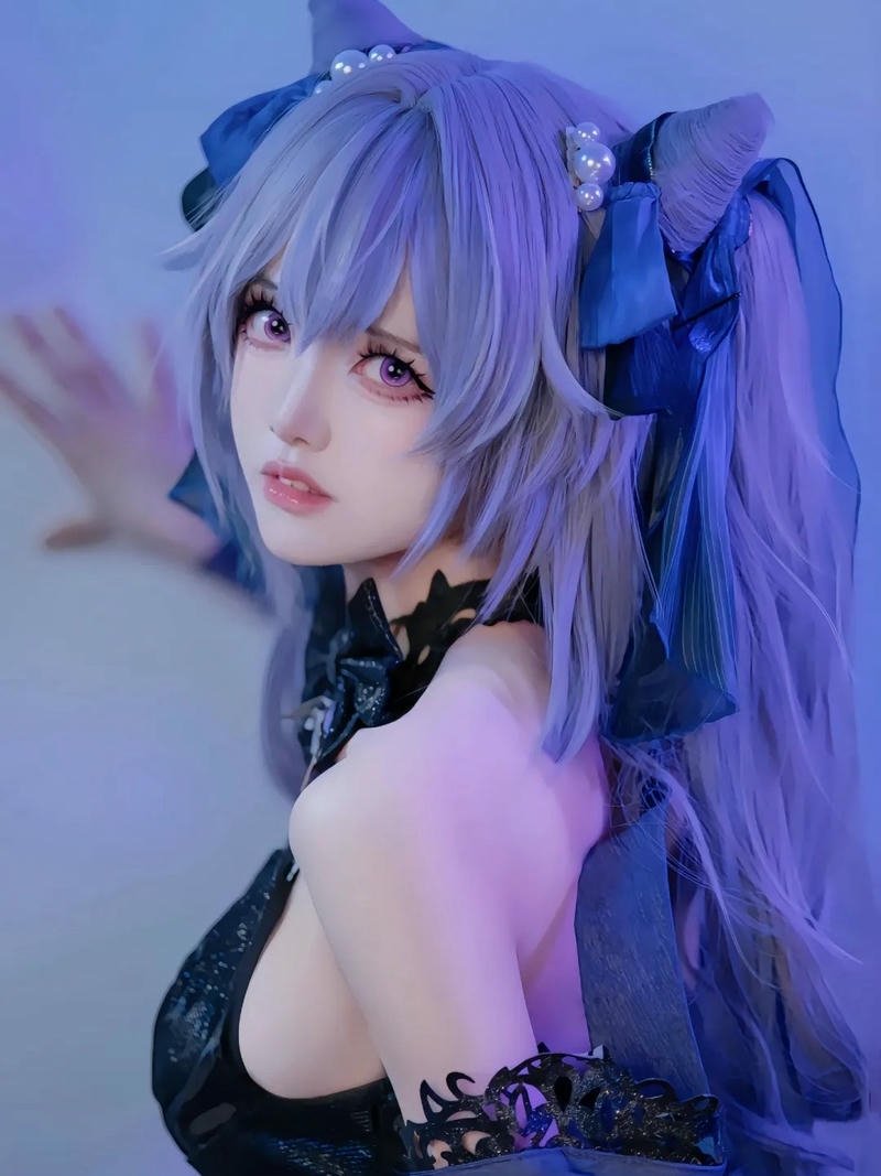 Ảnh gái xinh douyin hóa trang tóc tím phong cách ma mị