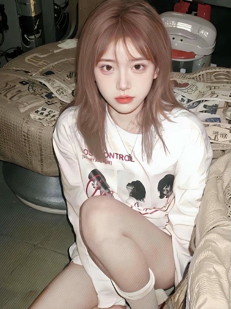 Ảnh gái xinh douyin mặc áo len trắng in hình cute