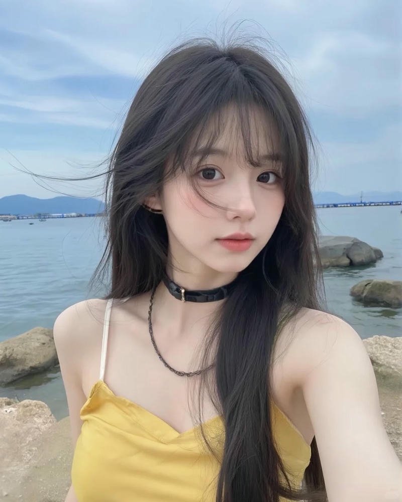 Ảnh gái xinh douyin mặc áo vàng đeo vòng cổ đen