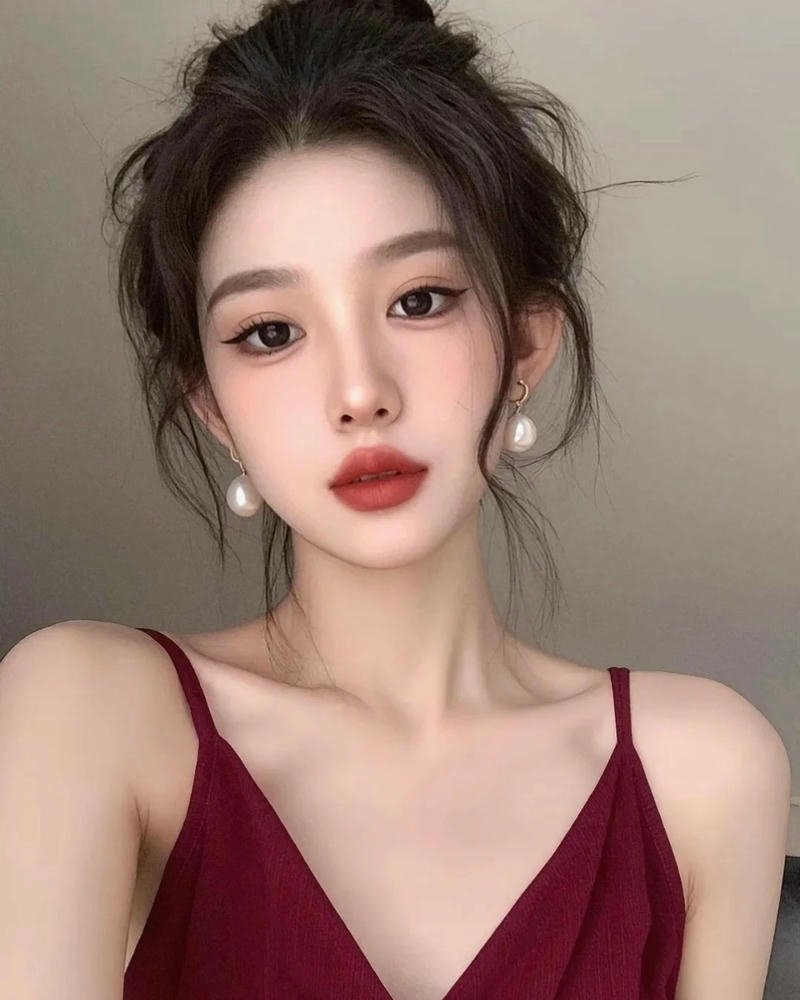 Ảnh gái xinh douyin mặc váy dây đỏ da trắng bóc