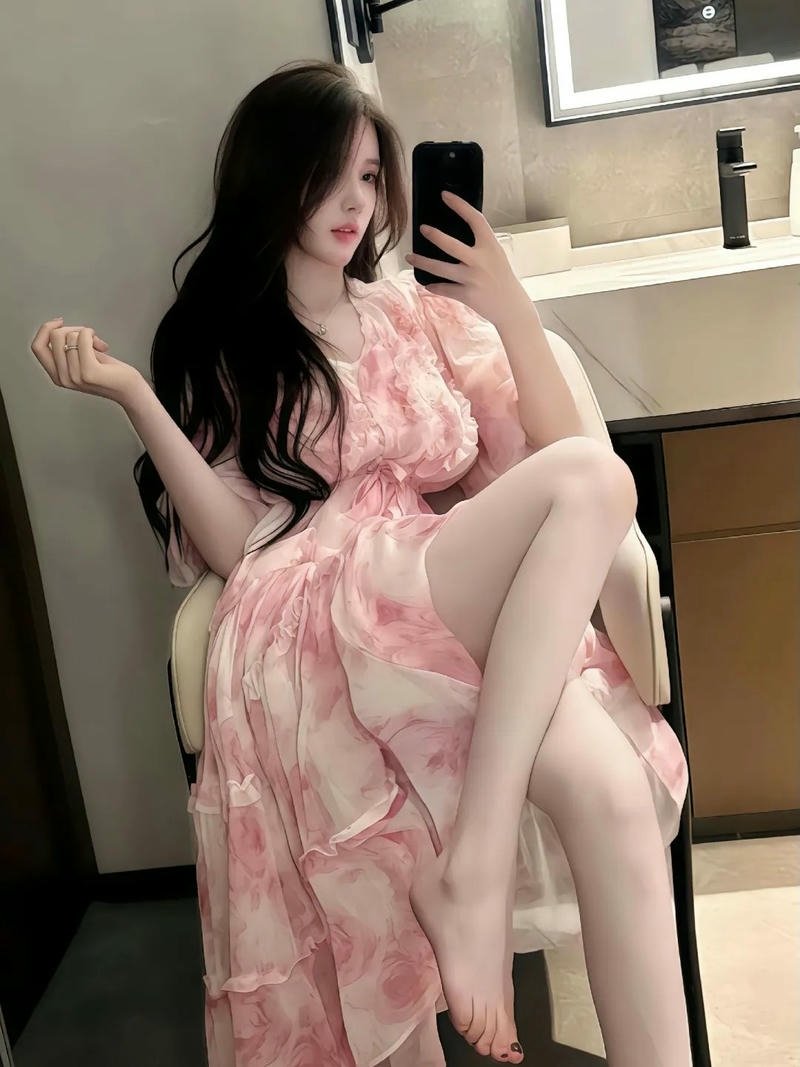 Ảnh gái xinh douyin mặc váy hồng ngồi chụp trước gương