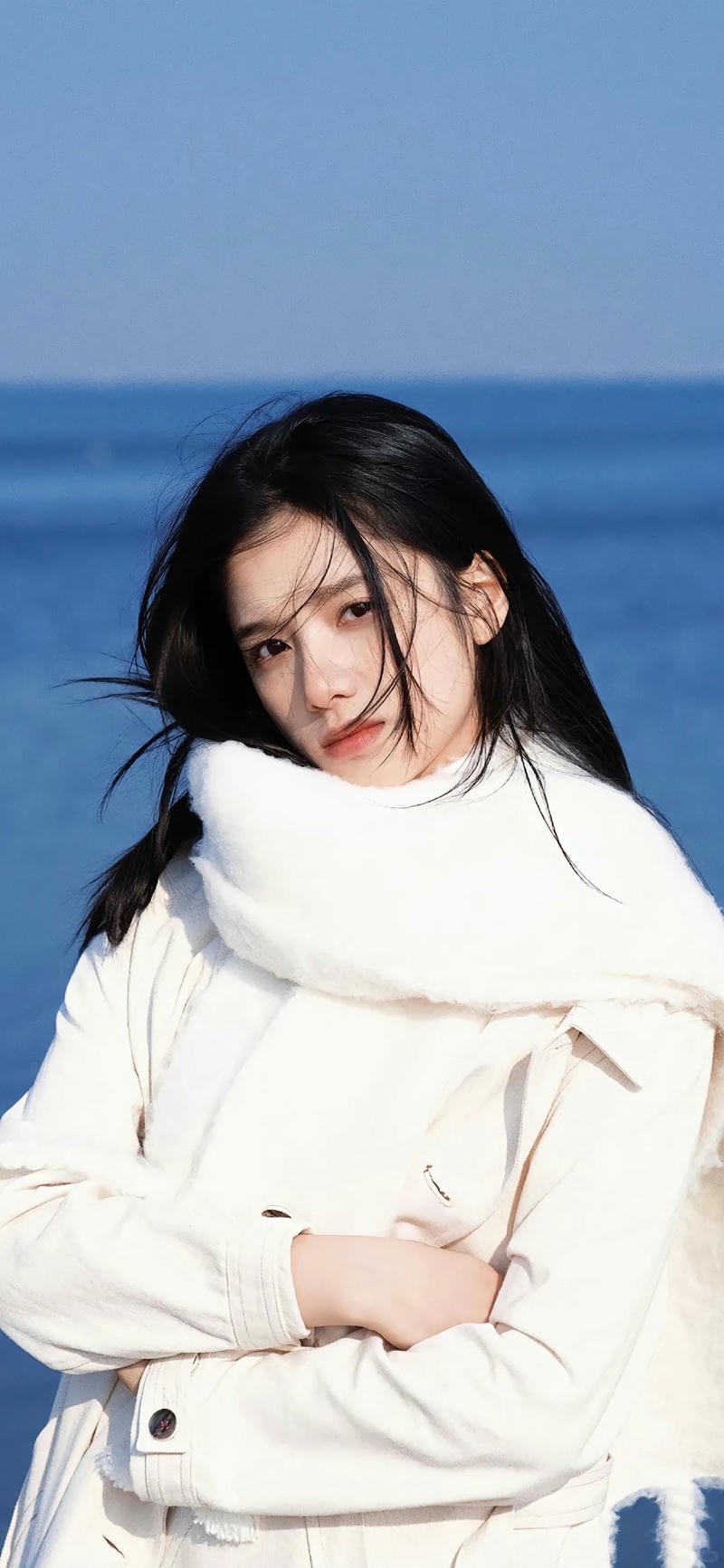 Ảnh gái xinh douyin quàng khăn trắng đứng trước biển xanh