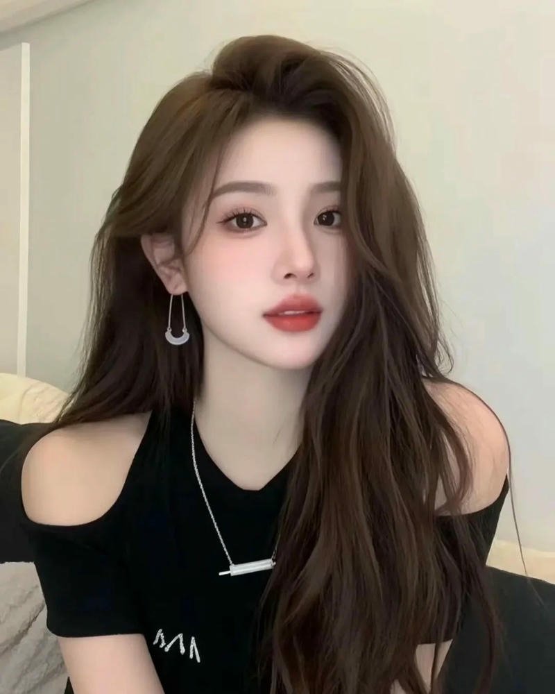 Ảnh gái xinh douyin tóc dài mặc áo đen hở vai