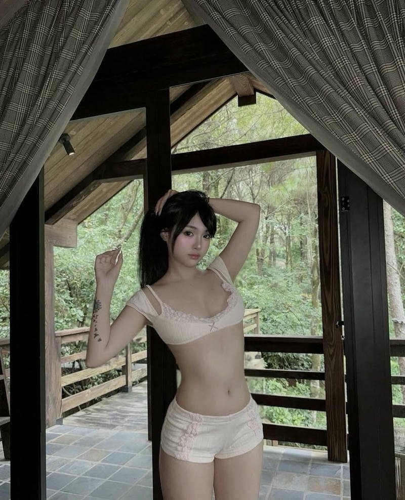 Ảnh gái xinh hở hang mảnh vải hờ hững