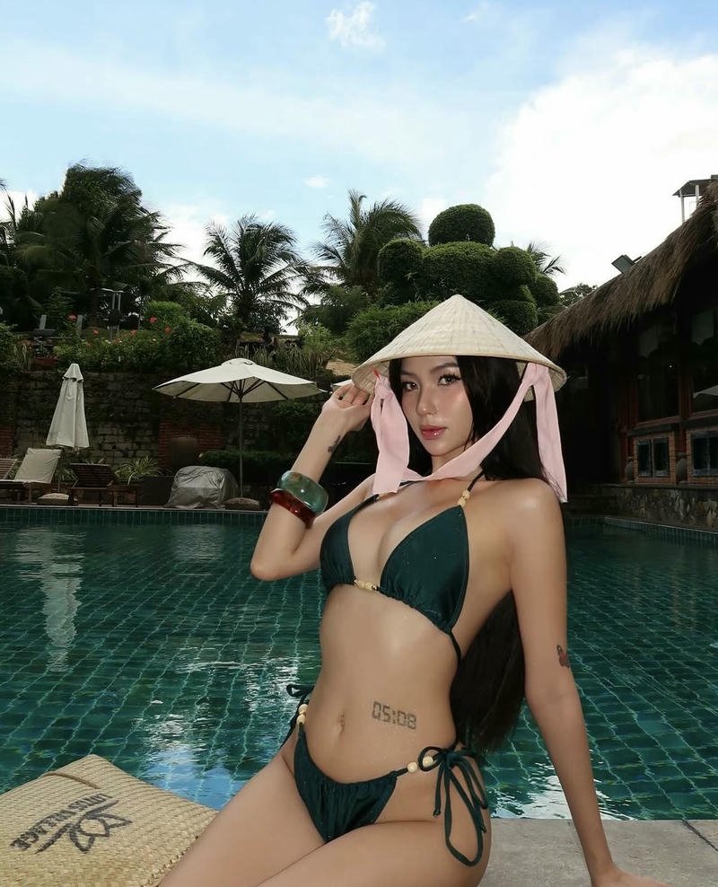 Ảnh gái xinh hở hang vòng ba tròn đầy