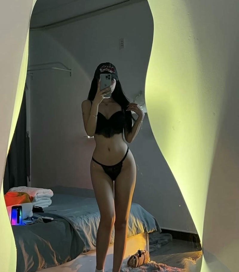 Ảnh gái xinh tự sướng khoe da bóng khỏe óng ánh