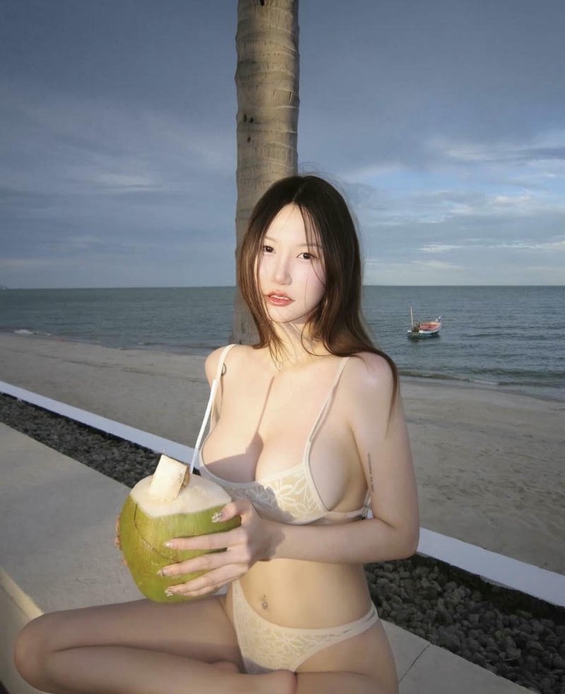 Ảnh học sinh vú to biểu cảm quyến rũ tự nhiên