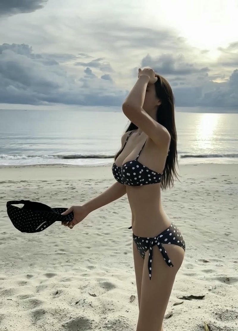 Bạn gái bikini pose chuyên nghiệp