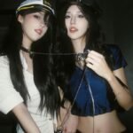 Cặp đôi bad girl đội mũ cảnh sát tạo dáng