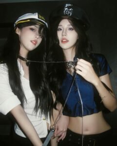 Cặp đôi bad girl đội mũ cảnh sát tạo dáng