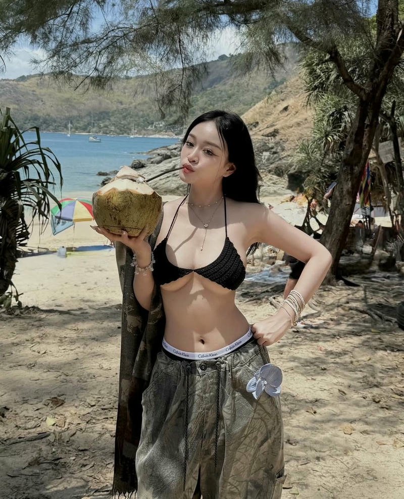 Cô gái sexy phong cách đêm hè