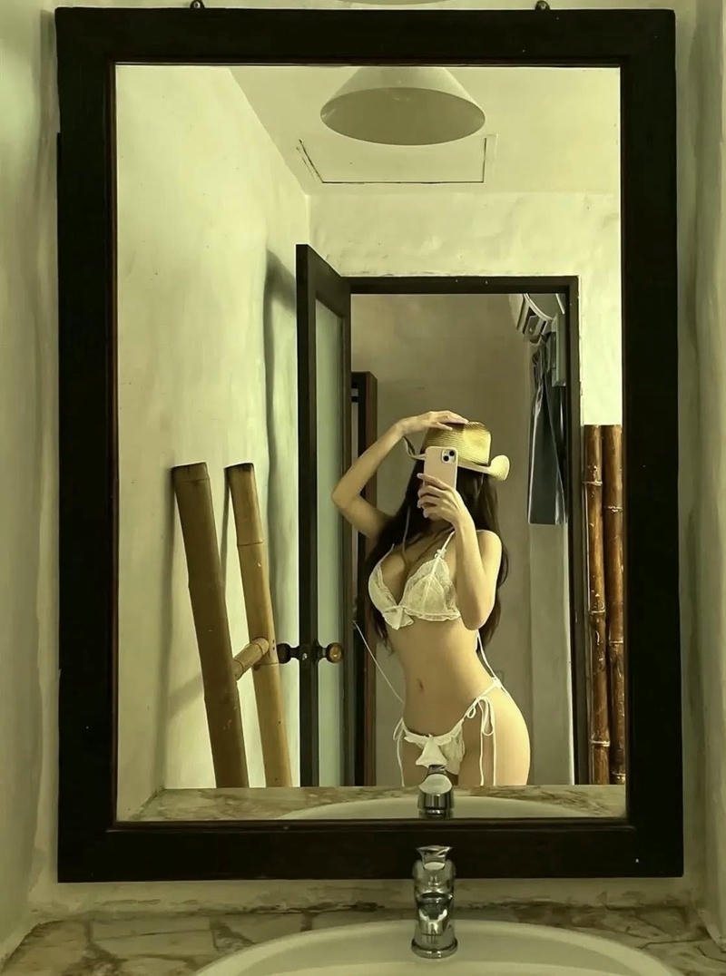 Cô gái tự sướng phong cách đêm khuya