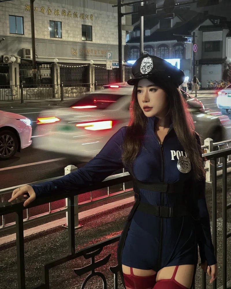 Cosplay cảnh sát phong thái nghiêm túc chuyên nghiệp cao
