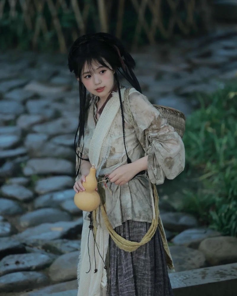 Cosplay cổ trang tạo dáng nhẹ nhàng rất thanh lịch