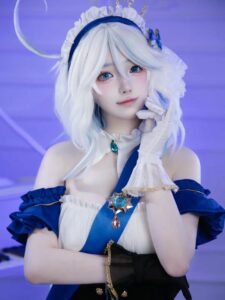 Cosplay hầu gái tóc trắng trang phục xanh dương lạ mắt đẹp