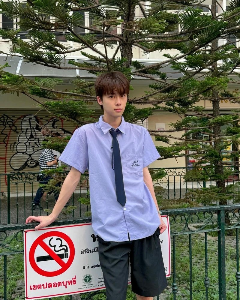 Cosplay học sinh bối cảnh lớp học thiện gần gũi