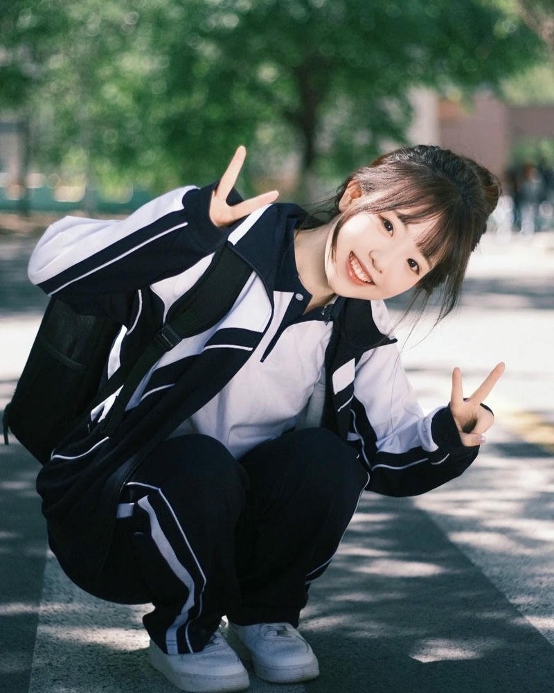 Cosplay học sinh nụ cười rạng rỡ đầy sức sống