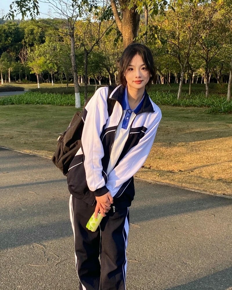 Cosplay học sinh phong cảnh ngoài trời năng động đẹp