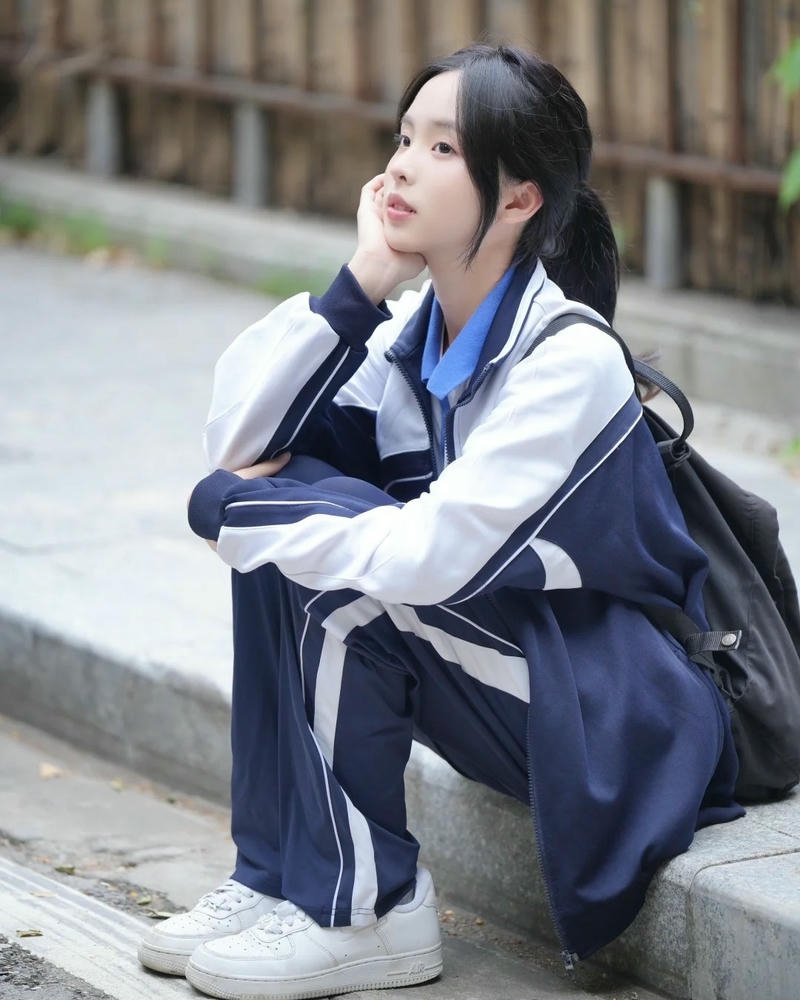 Cosplay học sinh tạo dáng năng động vui tươi yêu