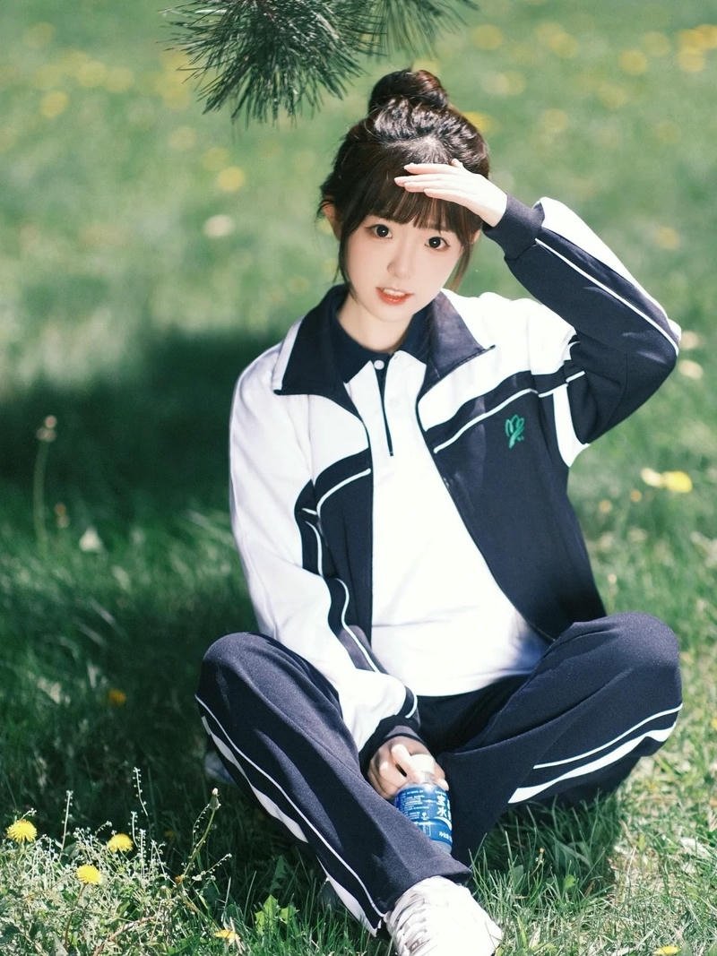 Cosplay học sinh thần thái tươi tắn rạng rỡ yêu