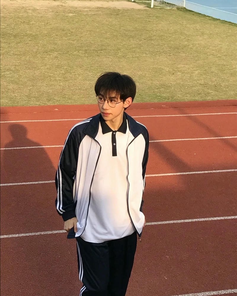 Cosplay học sinh trang điểm nhẹ nhàng phù hợp tuổi