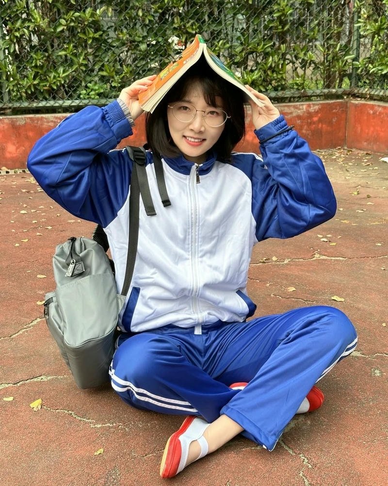 Cosplay học sinh với balo nhỏ xinh xắn đáng nhớ