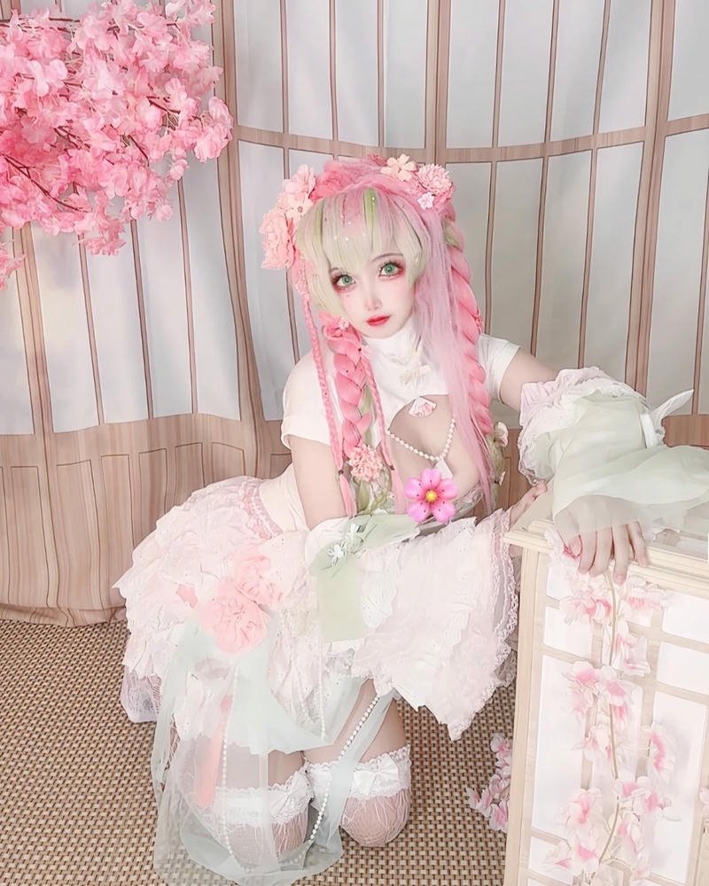 Cosplay luyến trụ ánh nhìn dịu dàng đầy thu hút