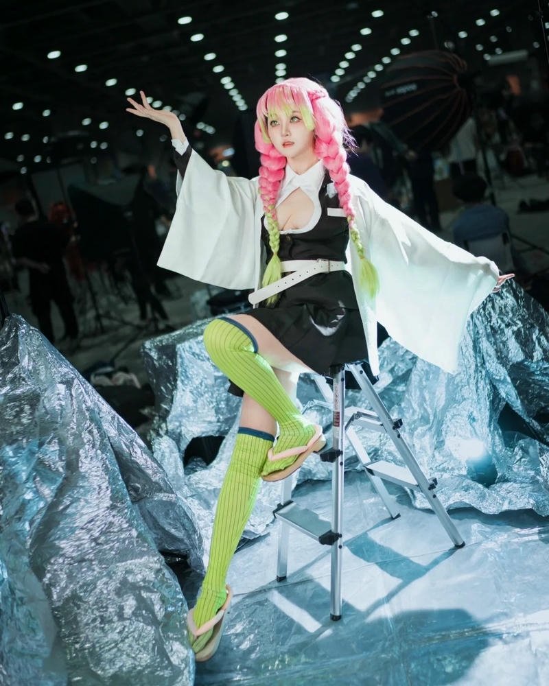 Cosplay luyến trụ bố cục hình ảnh rất hài hòa