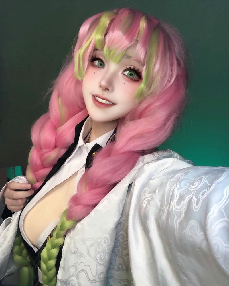 Cosplay luyến trụ hóa thân nhân vật rất thuyết phục