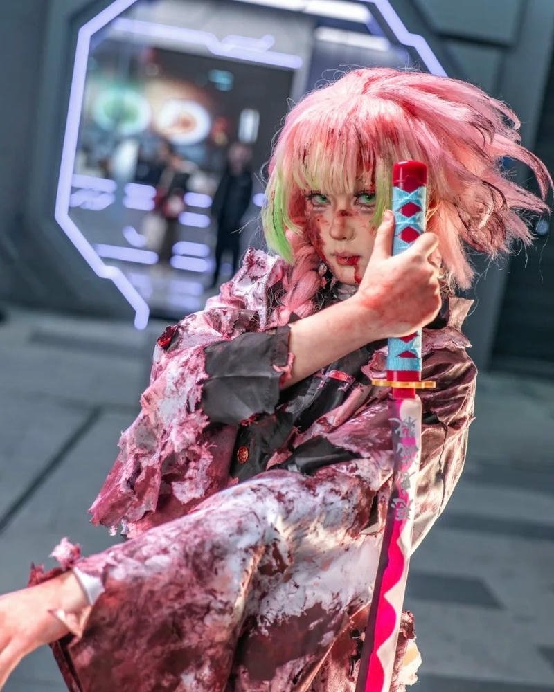 Cosplay luyến trụ tạo dáng tự nhiên rất sinh động