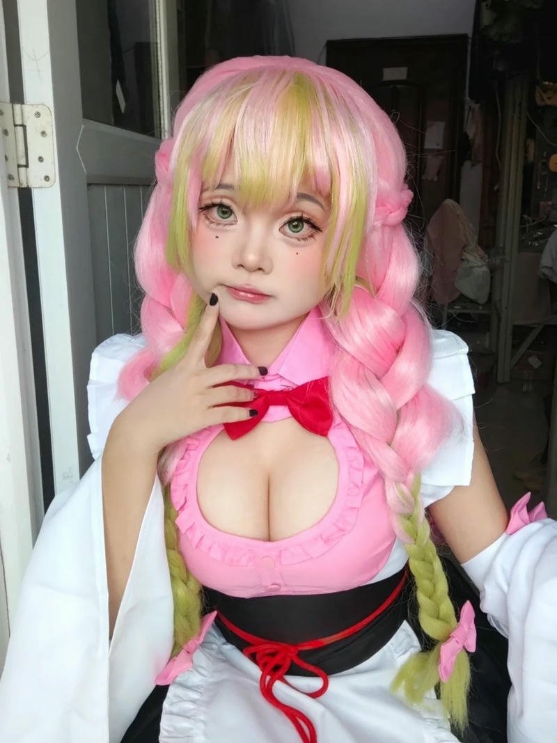 Cosplay luyến trụ thần thái nhẹ nhàng đầy cảm xúc