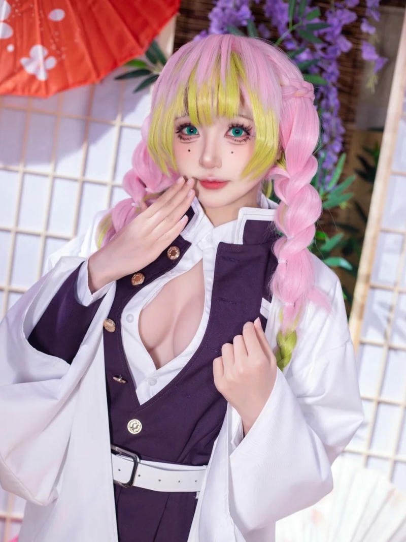 Cosplay luyến trụ trang điểm hài hòa với tạo hình