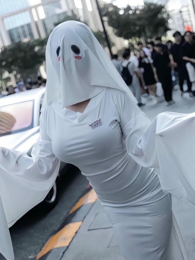 Cosplay ma nữ hiệu ứng ánh sáng nổi bật đẹp