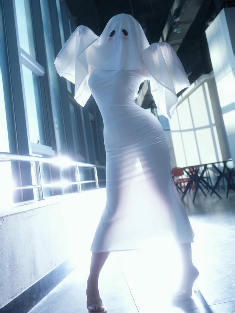 Cosplay ma nữ không gian mờ ảo đầy kịch tính