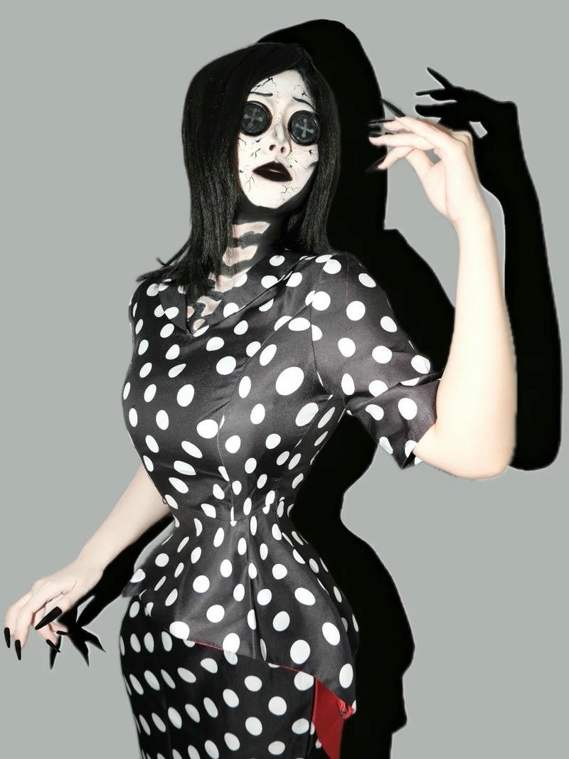 Cosplay ma nữ khung cảnh hoang vắng lúc đêm khuya