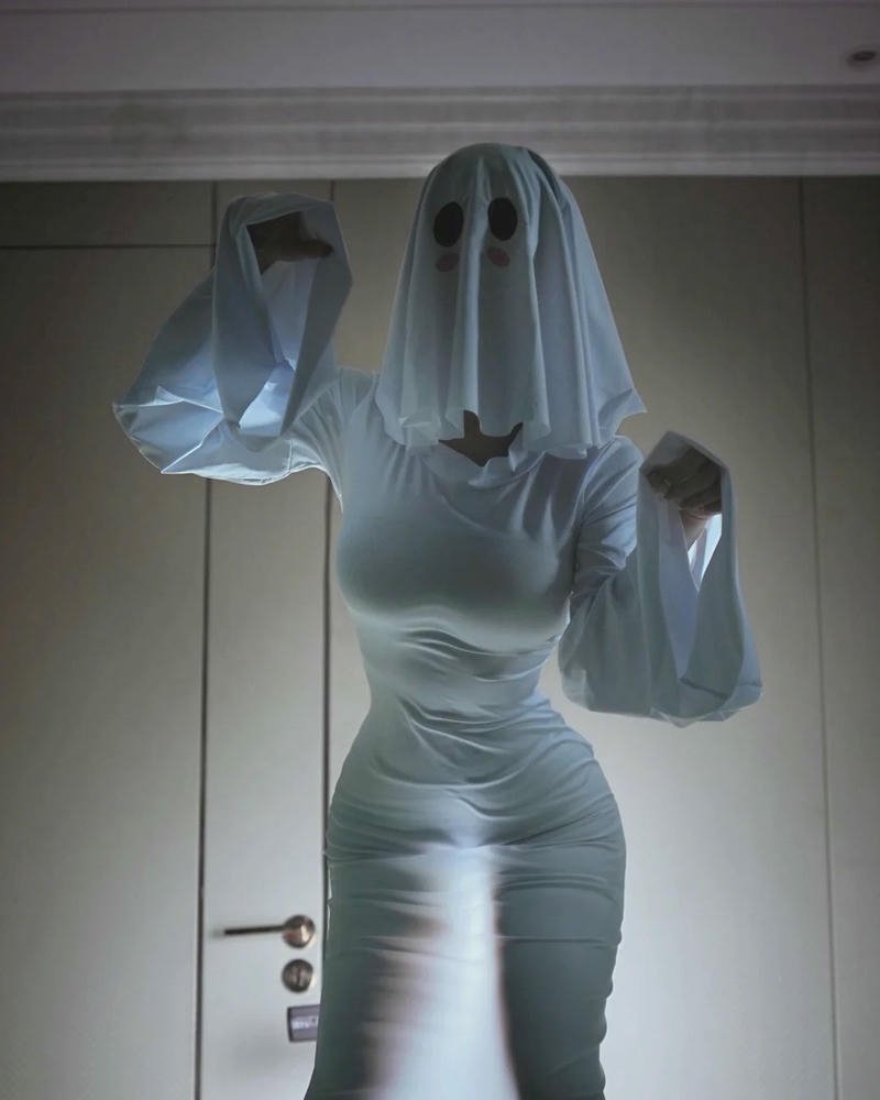 Cosplay ma nữ phong nền cổ kính đầy ma mị