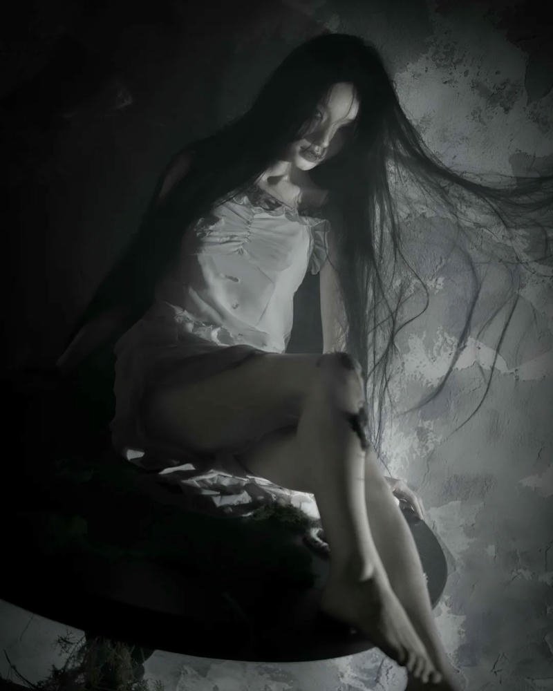 Cosplay ma nữ tạo dáng bí ẩn trong bóng tối