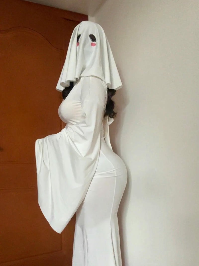 Cosplay ma nữ trang phục rách nhẹ phong cách lạ