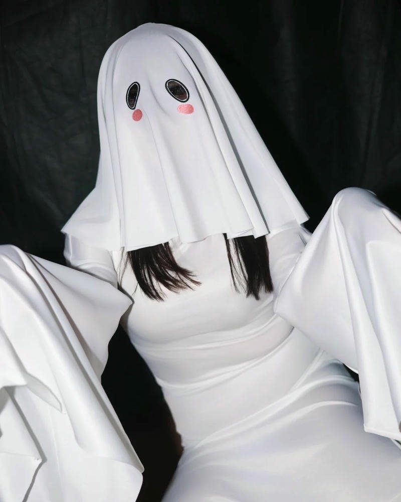 Cosplay ma nữ trang phục trắng vẻ huyền hoặc lạ