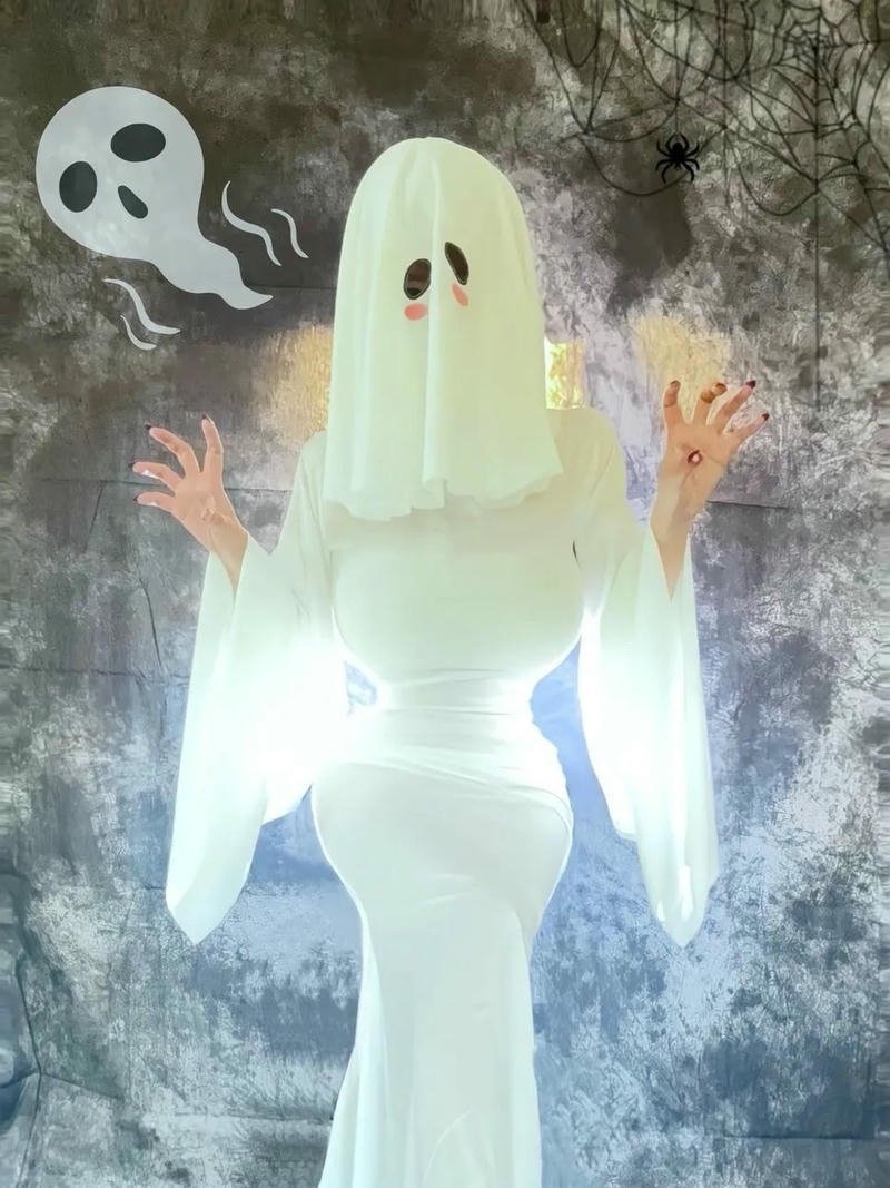 Cosplay ma nữ trong không gian huyền ảo tối