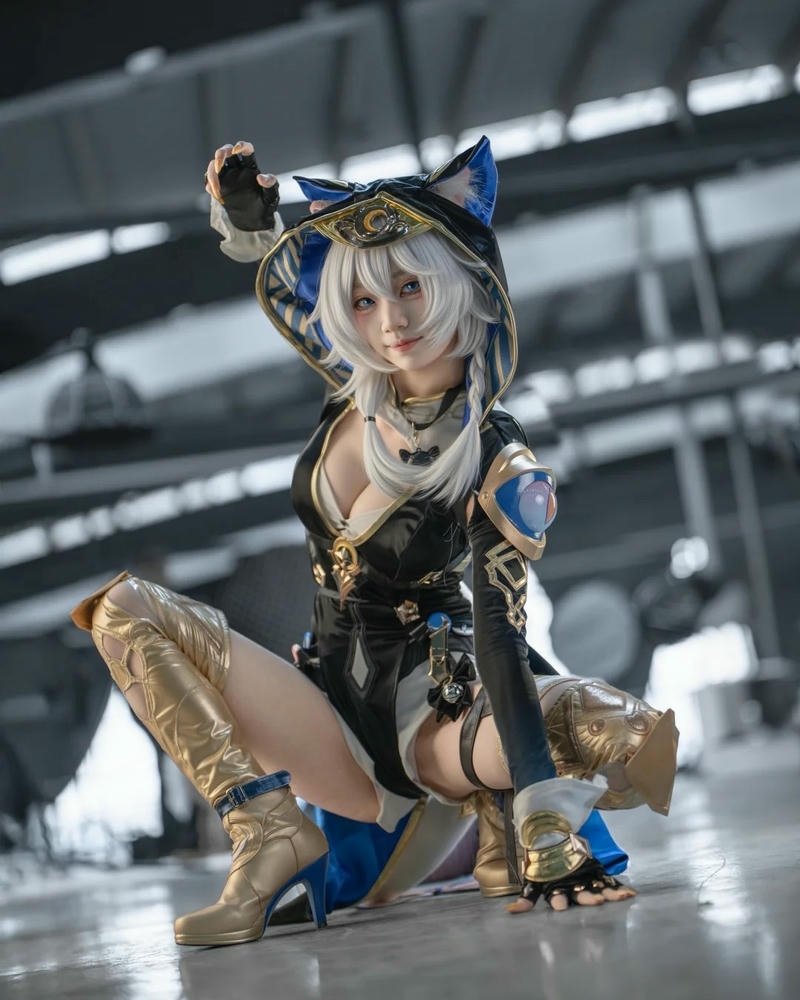 Cosplay mèo phong cách hiện đại đầy năng động