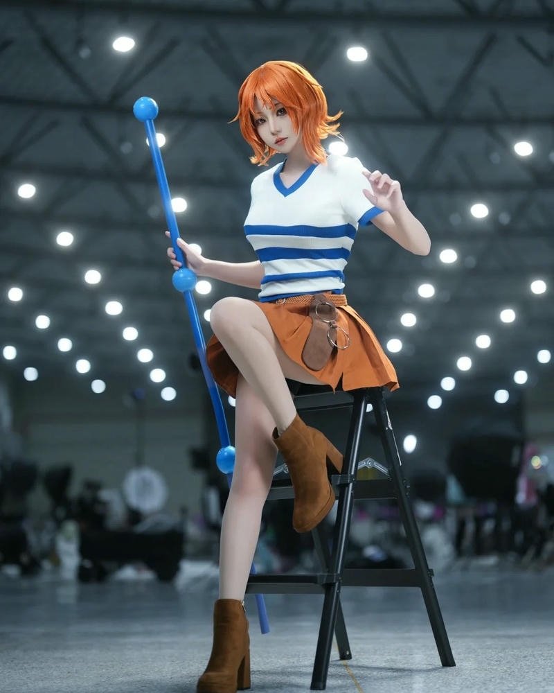Cosplay nami bối cảnh đường phố sinh động rực rỡ