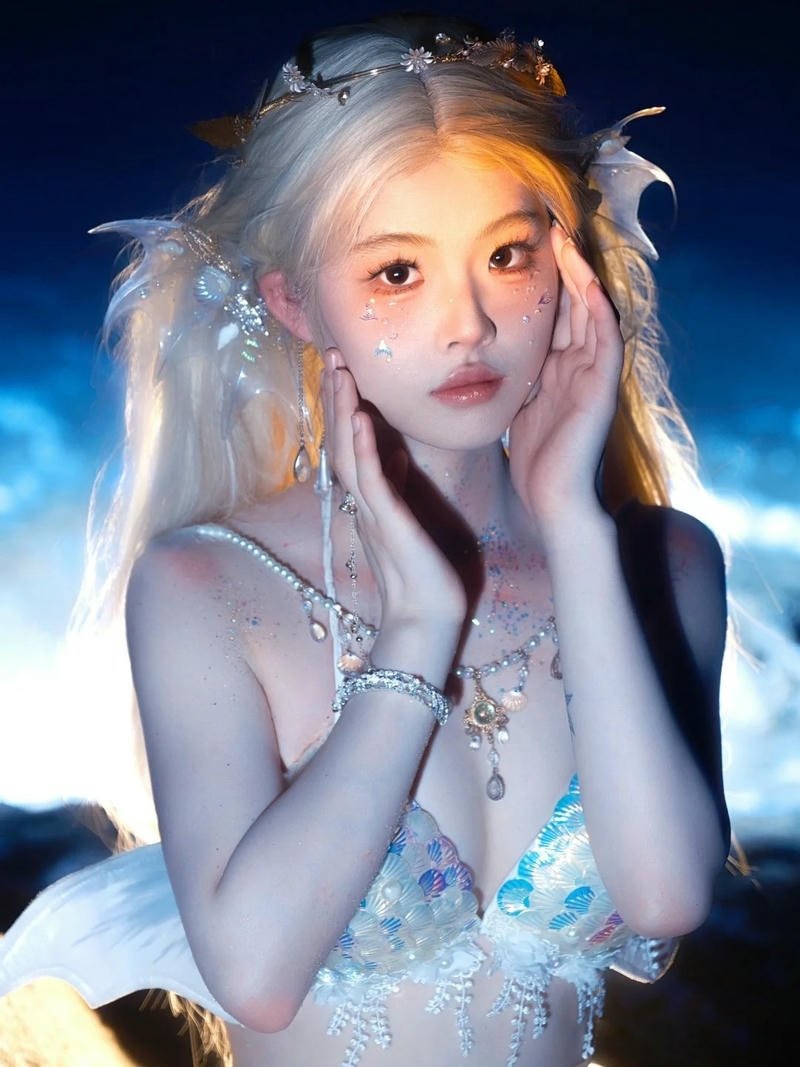 Cosplay nàng tiên cá sắc màu rực rỡ cuốn hút