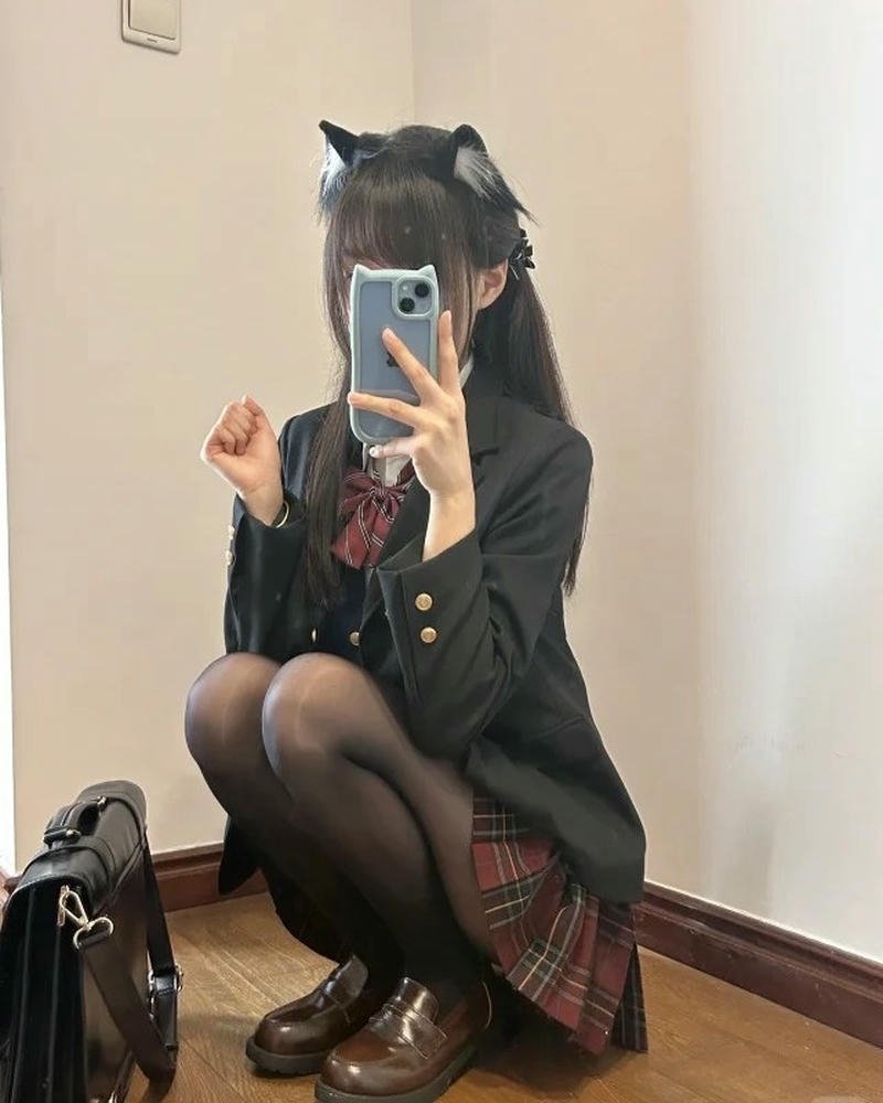 Cosplay nhân vật học sinh nữ mang vẻ trẻ trung