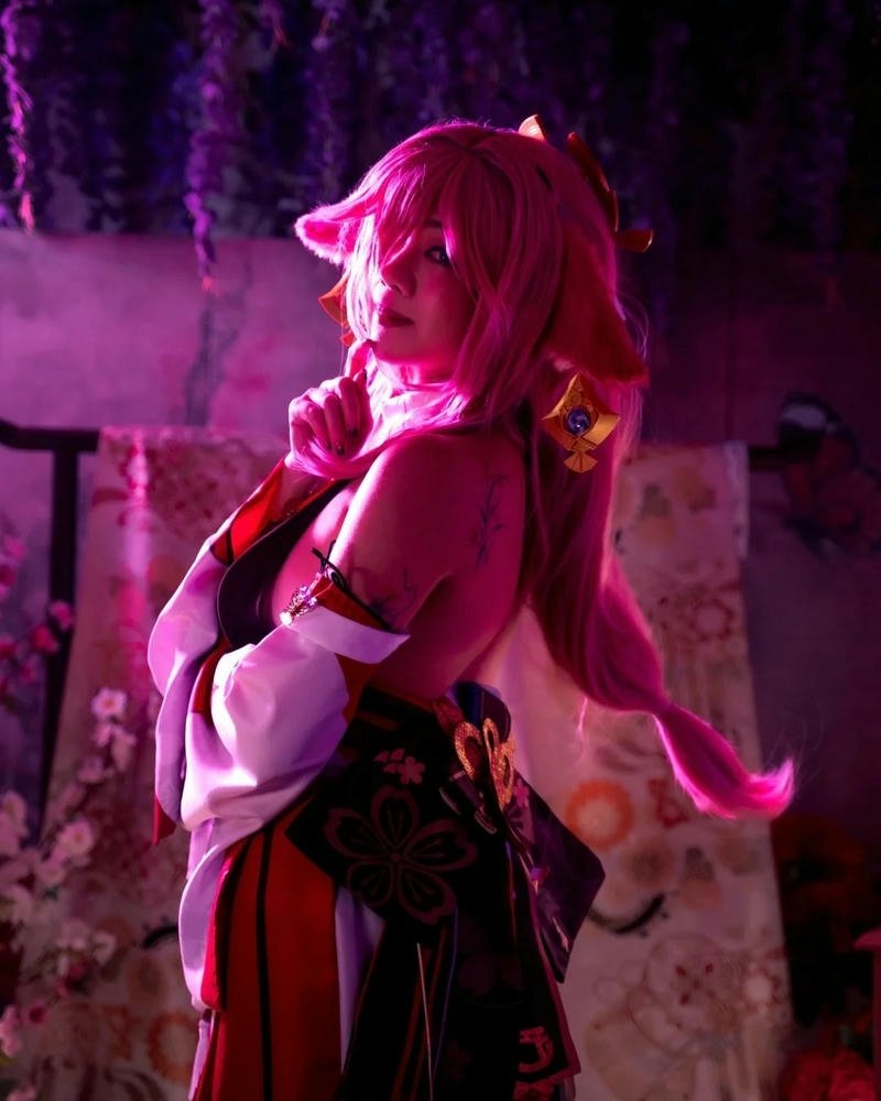 Cosplay nhân vật yae miko với phong thái quyến rũ